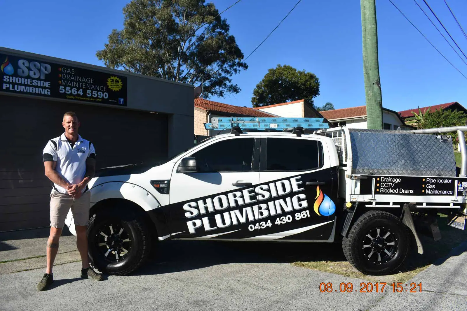 Shoreside Plumbing ute and plumber on a Gold Coast street